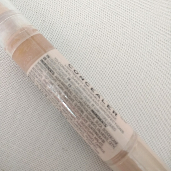 Revolution Fast Base Concealer - Picture 3 of 5